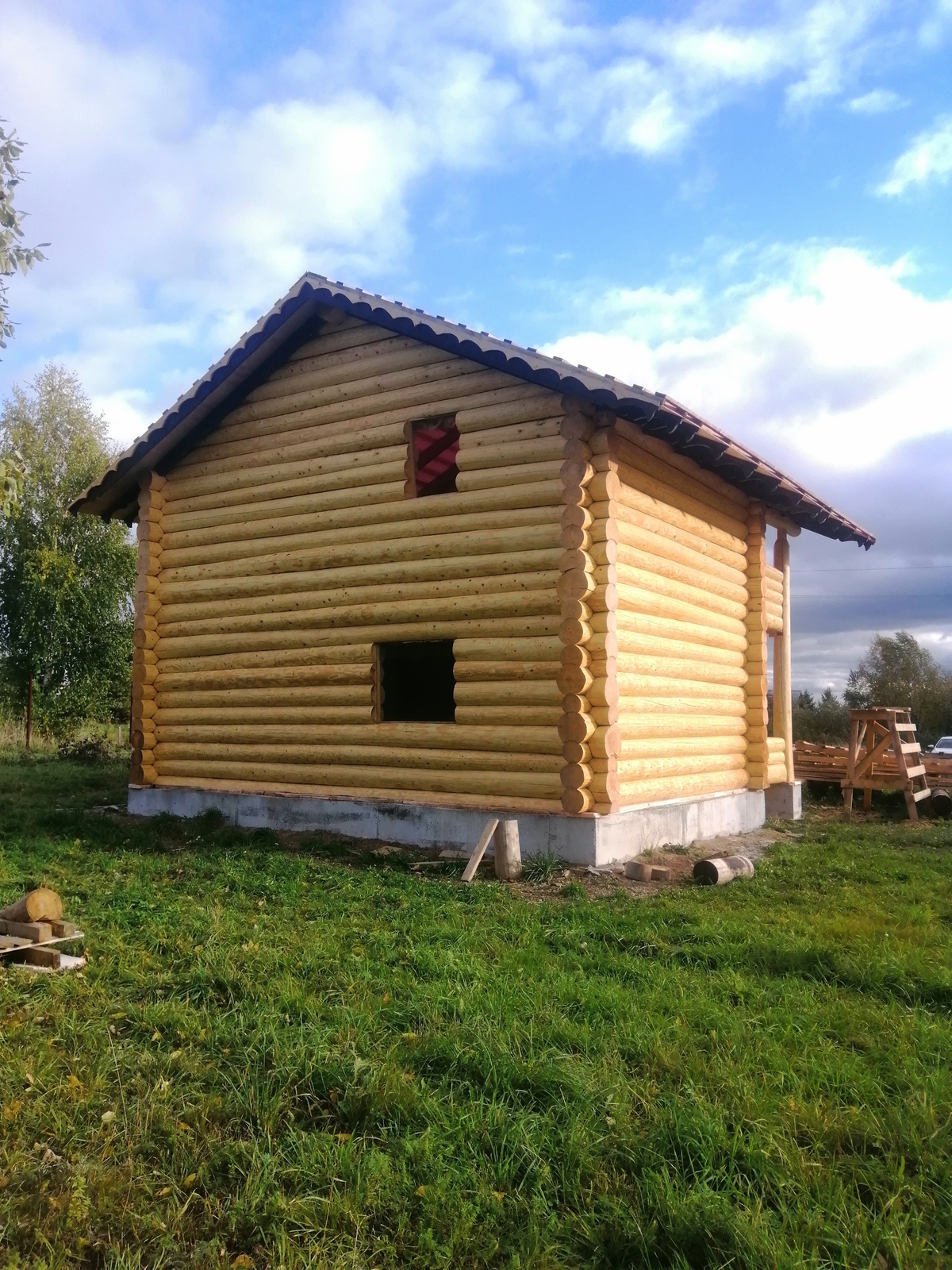 Баня с терассой и балконом из бревна ручной рубки