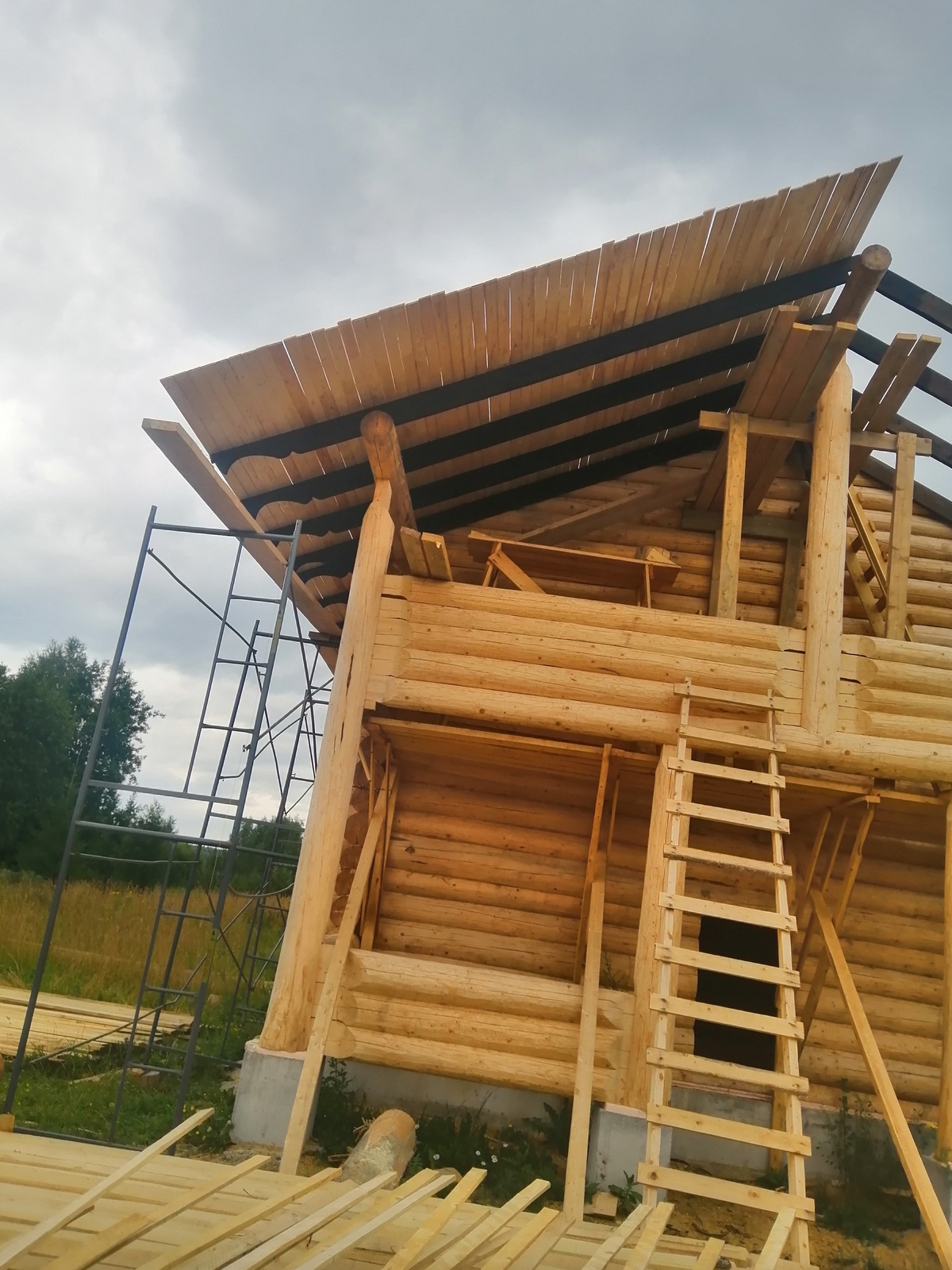 Баня с терассой и балконом из бревна ручной рубки