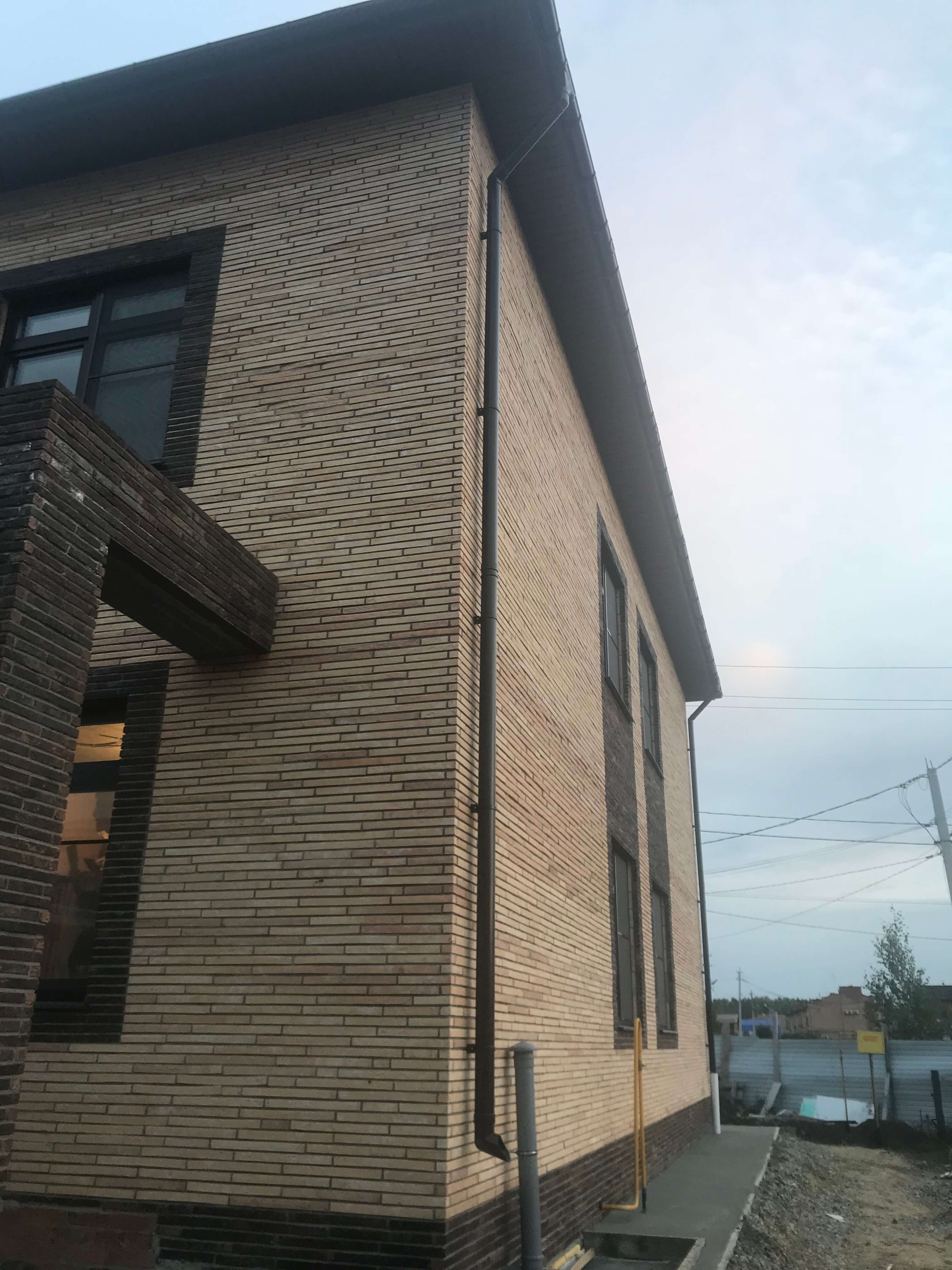 Дом из керамоблоков с облицовкой керамическим кирпичом